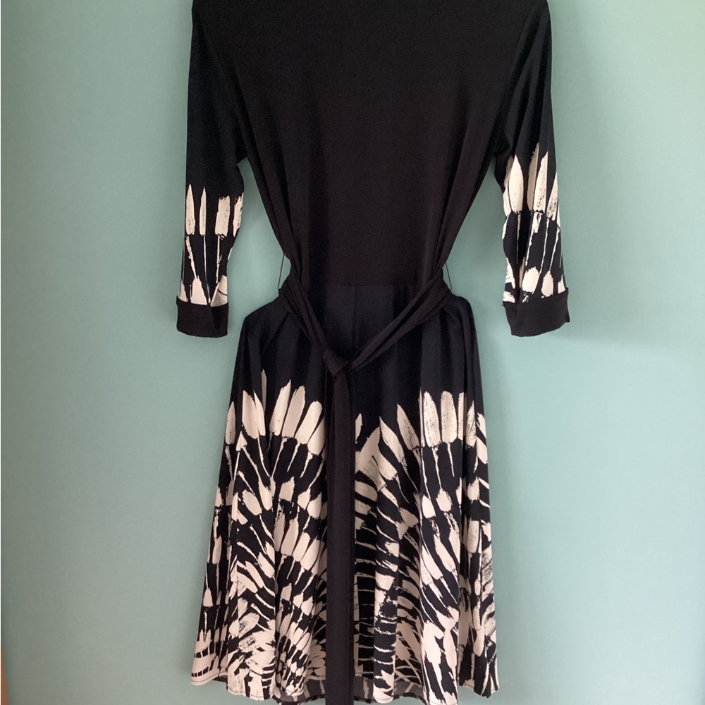 Very beautiful flirty Donna Morgan dress size M  black and tan